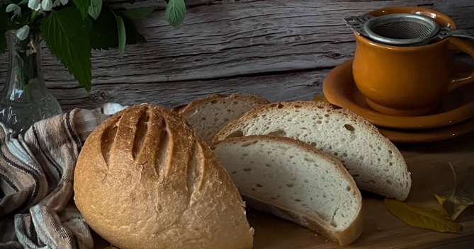 Imeline, kõigevaba ja mahlane quiche! Kattes võid kasutada lõhe asemel forelli või muud meelepärast. Quiche põhi on tehtud brokkoli ja juustuga, ilma igasuguse 